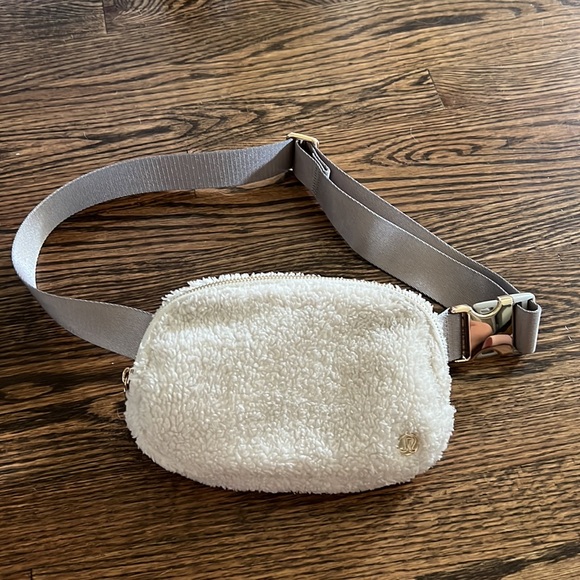 Lululemon Everywhere Fleece Belt Bag - Picture 2 of 7